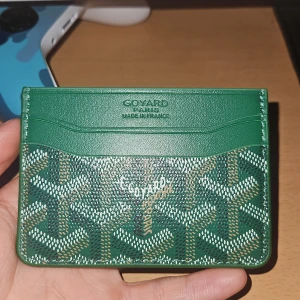 Grön g plånbok  - Dm vidd frågor eller intresse 