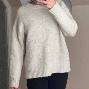Vit stickad tröja - Tjock vit stickad tröja med ribbade muddar vid ärmslut och nederkant. Perfekt för hösten/vintern. Köpt från Zara
