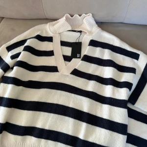 Randig stickad tröja helt ny med prislapp xs/s - Perfekt för vintern, helt ny