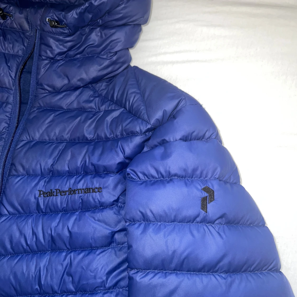 Blå Peak Performance dunjacka med huva - 1