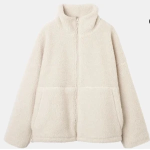 Beige teddyjacka med dragkedja - Säljer min älskade teddyjscka från Carin Wester💞Nypris 800. Supermjuk och fluffig teddyjacka i beige med hög krage och hel dragkedja framtill. Jackan har två stora fickor och en oversized passform som ger en chill vibe. Perfekt för kyliga dagar när du vill vara både varm och snygg.