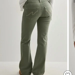 Low Waist Bootcut Stitch Jeans - Säljer mina nästa helt oanvända gröna lågmidjade byxor från Nelly. I storlek 34❤️kom privat för pris. Helt slutsålda på Nelly’s hemsida. Lite slitna längst ner på bena. 