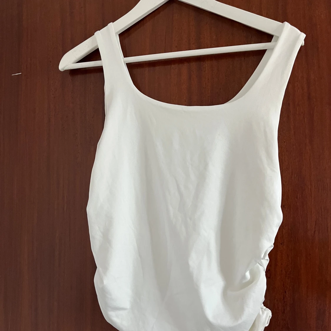 Vit ärmlös linnetopp