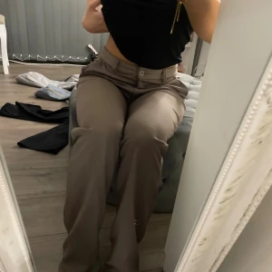 Beiga  kostymbyxor - Kostym byxor brun/beige.