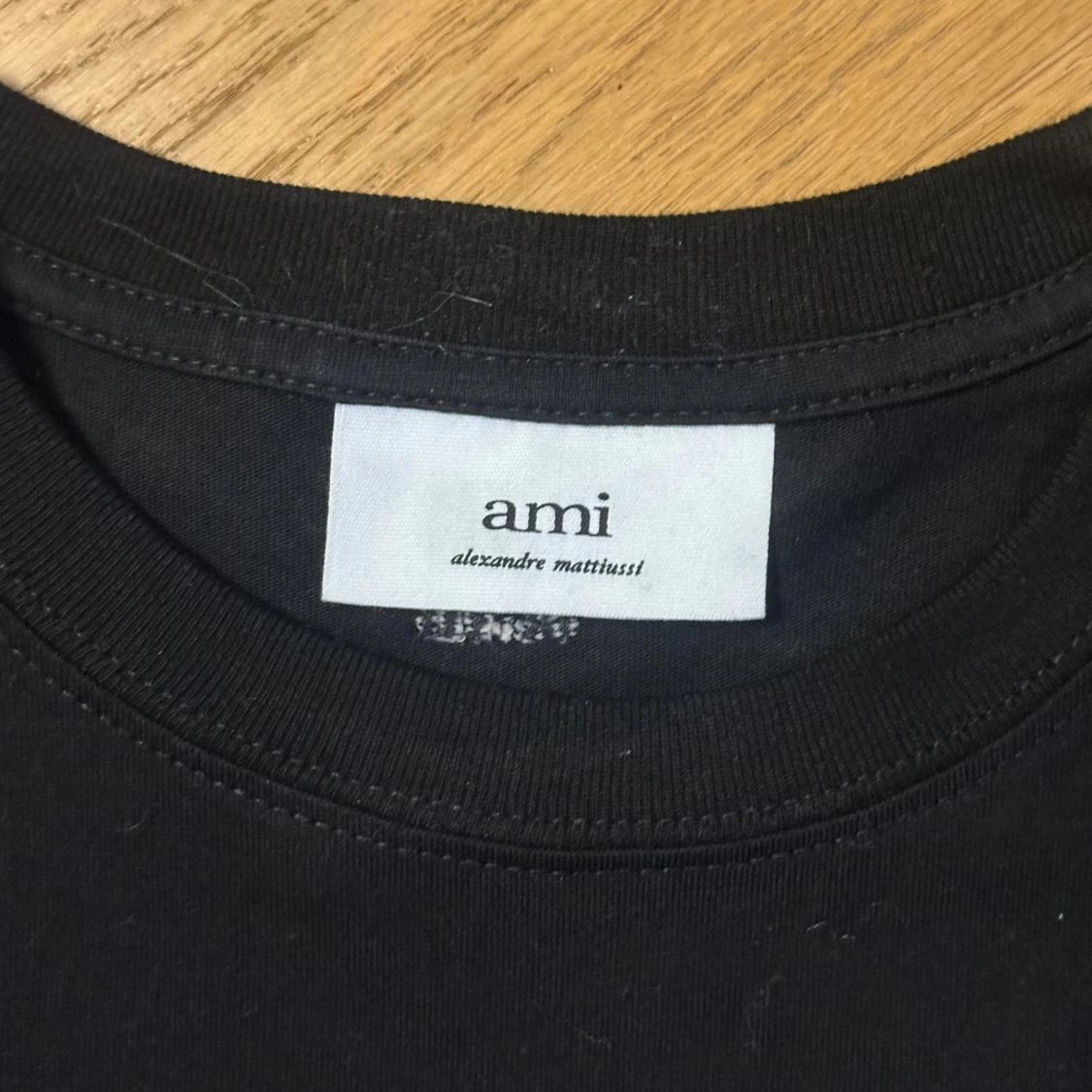 Svart t-shirt från Ami med rött hjärta - 2