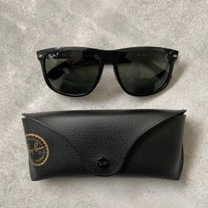 Ray-ban boyfriend solgalsögon  - Säljer ett par feta solglasögon från ray ban  | box tillkommer | skicket på glasögons  är 8/10 | | ny pris 2000: mitt pris är 999| skriv vid frågor och funderingar  