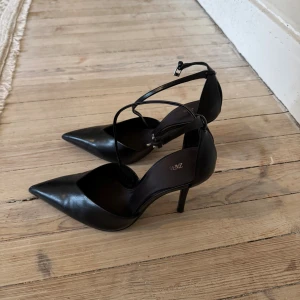 Kitten heels klackar - Säljer min så snygga svarta kitten heels, hög klack, spetsig tå. Skorna har en elegant rem runt ankeln som och ser överlag väldigt lyxiga ut. Använd en gång, säljer då jag har ett par liknande. Använt en gång