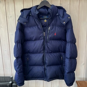 Ralph lauren jacka - Sjukt snygg ralph lauren jacka! Size xl herr passar typ xs! Passar dig mellan 170-180 skulle jag säga! Skick: 7/10! Självklart äkta! Hör av dig vid minsta fundering 🤩