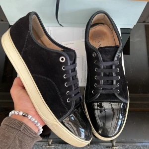 Lanvins (all og!) - Säljer nu dessa supersnygga och superfräscha lanvins! Uk11 motsvarar 45-46! Skick: 9/10 superbra skick förutom lite gummi har lossnat(se bild 4) all og! Alltså box, dustbag, snören, kort, kvitto ingår! Nypris 4999kr! Hör av dig vid intresse!🤩