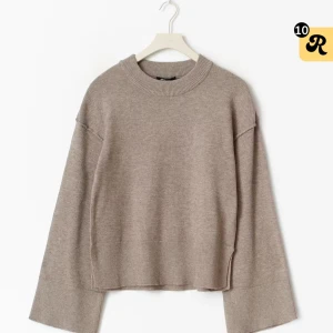 Beige stickad tröja med vida ärmar - Använd 2 gånger.