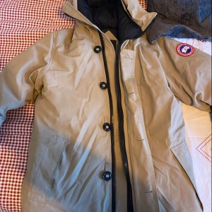 Storlek M Canada goose vinterjacka använt väldigt lite - Canada goose vinter jacka, äkta och nästan aldrig använd. Väldigt fräsch utan några skador i storlek M. 