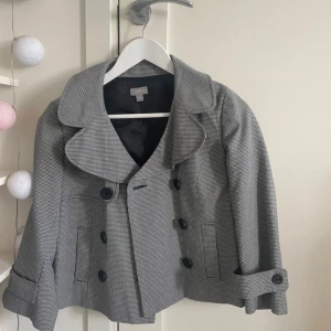 Kort jacka - Så snygg jacka, tunn i materialet🤍🖤Från Lindex men köpte second hand. Som ny, använd 1 gång av mig 