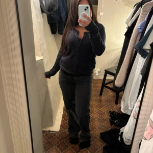 Svarta low rise,low rider jeans från lager 157 - Säljer ett par svarta low rise jeans från 157 i storlek XS. Jeansen har rak passform och klassisk. Lite stela i materialet men inget som stör en under vardagen♥️