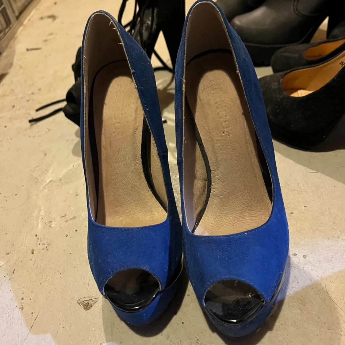 Blåa pumps med platå och öppen tå