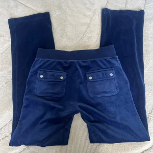 Juicy couture byxor  - Säljer mina juicy byxor då de ej kommer till användning längre tyvärr. De är i fint skick, de är sparsamt använda. Jag kan gå ner i pris vid en snabb och smidig affär 💕