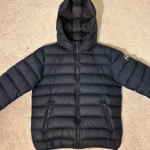 Colmarjacka strl 16 / 172cm - Hej, säljer en riktigt snygg Colmar dunjacka i bra skick storlek 16 / 172cm (XS). Den har några mindre märken och en jätteliten patch (bild 4) som knappt syns. Annars är jackan i bra skick, originallappar medföljer. En varm vinter-/vardagsjacka som passar perfekt nu till vintern. Priset är ej hugget i sten, skriv bara om ni har minsta fråga! // Edvard