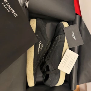 Saint Laurent skor  -  Säljer dessa fetta saint Laurent skor eftersom jag använder ej dem längre pris 1299kr kan diskuteras vid snabb affär 