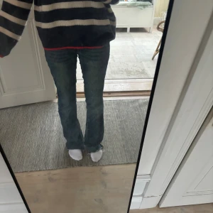 Blå bootcut jeans med coolt mönster - Ett par blå lågmidjade bootcut jeans med tvättatmönster från 97jeans💓 Jeansen är insydda me kikar längst ned för att göra de bootcut vilket verkligen gör de unika💓