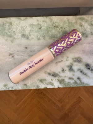 Tarte concealer  - Tarte shape tape, i färgen 20S Light Sand. Legat i sminkväskan ett tag och kommer inte till användning, använd en handfull gånger.