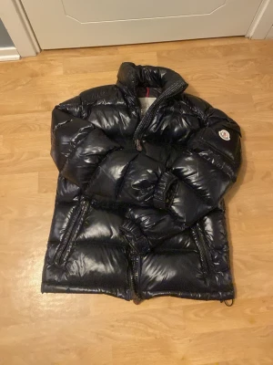Moncler Jacka - Säljer denna äldre modell av Moncler Maya. Storlek Xs och använd typ tre gånger. Digitalt kvitto finns. Köpt från känd reseller.