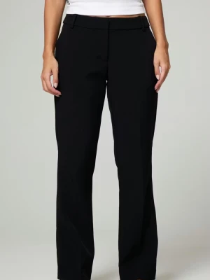 Svarta kostymbyxor från BikBok - Svarta kostymbyxor från bikbok i petit och low waist. Helt oanvända med prislapp kvar. 