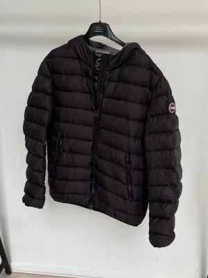 Colmar Jacka - Riktigt fet och populär vinterjacka från Colmar! Toppskick, inga defekter. Storlek 48, motsvarar S/M. Kontakta mig för fler frågor och funderingar!