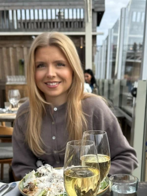 Brun kofta från Gina Tricot - Säljer en brun, stickad kofta från Gina Tricot i storlek XS. Koftan har rund halsringning, långa ärmar och knäppning framtill med ljusa knappar🤎