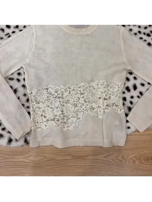 SÖKER (Jag letar efter den här tröjan, jag säljer den inte) - Jag letar efter den här tröjan, jag säljer den inte. Jag letar efter den här tröjan i storlek S och XS, och i gott skick. Jag betalar högst 30 €.