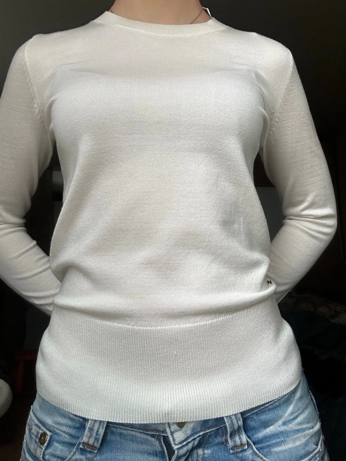 Vit tröja med guldknappar - 1