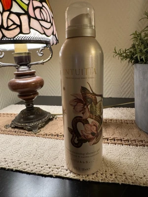 Rituals Intuïtïa duschgel 200 ml - Oanvänd. Rituals Intuïtïa duschgel i en lyxig beige flaska med vackert blommigt och ormmönster. Innehåller 200 ml och har doft av sandelträ och vanilj. Flaskan har en praktisk plastkork och är perfekt för dig som gillar mjuk och skummande rengöring.
