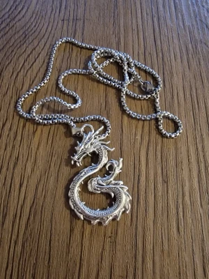 Halsband drake - Halsband drake. Berlock 4,5 cm x 2,8 cm. Kedja 60 cm. Inkl.kedja.