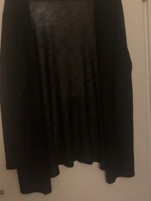 Svart tunn kofta från H&M Divided - En tunn kofta som både L och M kan bära , den är lite genomskinlig men ändå väldigt fin :)