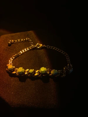 Guldigt armband - Guldigt armband med turkosa pärlor