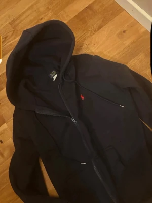 Ralph lauren hoodie - Snygg mörkblå hoodie från Ralph Lauren! skriv gärna för mer information!