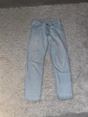 Ljusblå Sweet Loose Jeans från Sweet SKTBS - Ljusblå loose fit jeans från Sweet SKTBS, modell Sweet Loose Jeans. Tillverkade i 100% bomull med klassisk femficksdesign och råa, slitna kanter vid bensluten. Perfekta för en avslappnad och trendig look.