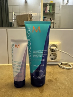 Moroccanoil Blonde Perfecting duo - Säljer ett set med Moroccanoil Blonde Perfecting Purple Shampoo och Conditioner. Schampot kommer i en turkos och lila tub på 200 ml och balsamet i en vit och lila tub på 70 ml. Perfekt för blont eller slingat hår som behöver färgkorrigering.
