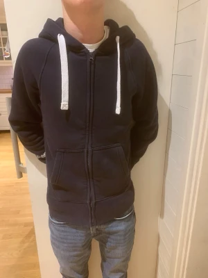Russemerch zip hoodie - Fin russemerch zip hoodie i navy blå storlek xs