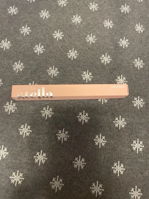 Rebecca Stella Lip Pout Läppenna Hot Shot - Ny läppenna från Rebecca Stella i färgen Hot Shot. Pennan kommer i en stilren ljusrosa förpackning med silvriga detaljer. Perfekt för att definiera och framhäva läpparna med en trendig nyans.