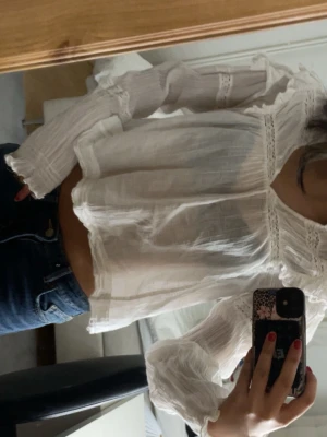 Blus från Ginatricot  - En jätte söt tunn blus från ginatricot, Den sitter jätte fint och passar perfekt med allt dock finns det ett hål på ryggen men går jätte lätt att sy men det har jag ej gjort eftersom jag ej använder toppen. Toppen är 