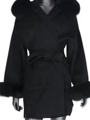 Svart pälsjacka med bälte - Snygg svart pälsjacka med omlott-design och bälte i midjan. Jackan har fluffiga detaljer vid krage och ärmslut som ger en lyxig vibe. Perfekt för dig som vill sticka ut med en elegant och trendig look den har dock inte päls i armarna bara i luvan