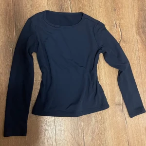 Mörkblå långärmad fleece-tröja (FRI FRAKT TILL 5/1)‼️ - Mörkblå långärmad tröja med rund hals och slim passform. Insidan är fodrad med mjuk fleece som gör den extra skön och varm. Perfekt för kyliga dagar och enkel att matcha med andra plagg. Stilren och enkel design utan mönster eller detaljer. Storlek M men passar S också