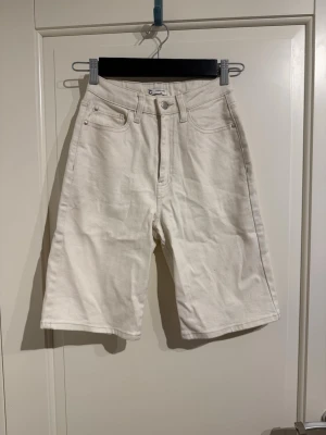 Beiga shorts  - Shorts som är lite längre i benen och högmidjade.