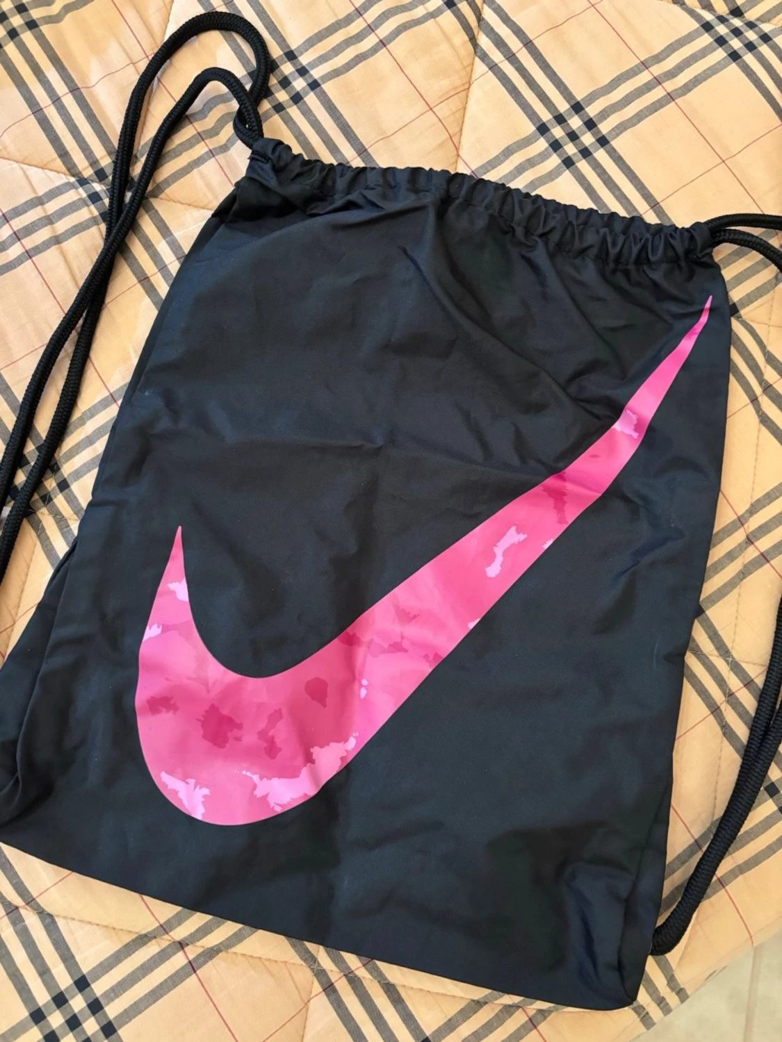 Svart gympåse från Nike med rosa logo - 1