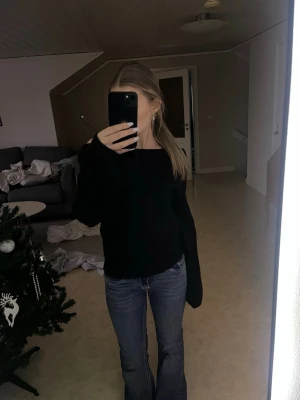 Svart offshoulder stickad tröja SHEIN - Svart stickad offshoulder-tröja från SHEIN i storlek M. Liten i storleken och passar även xs och s, väldigt mjuk och varm. Perfekt till vintern eller hösten! 