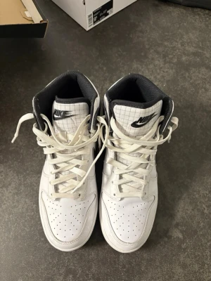 Nike Dunk High retro SE white black camo - Grab these cool Nike Dunk High Retro SE White Black Camo! 🚨 Model: Nike Dunk High Retro SE Color: White/Black/Camo Size: 40 Fit: Small in size, fits a 39/39.5 Condition: Worn a few times, but in really good condition – without the original box.