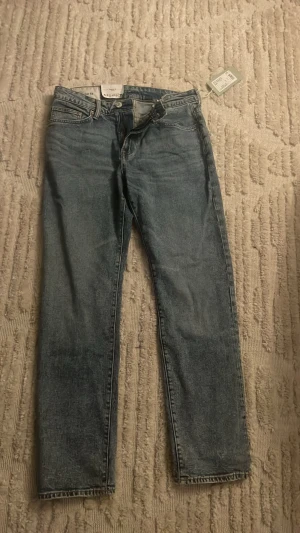 NYTT SKICK HM JEANS REGULAR 31/32 - Blåa HM Jeans Regular Stretch 31/32. Aldrig använt. 