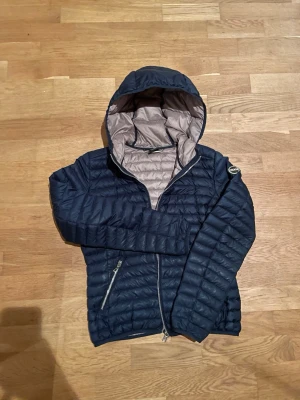 Colmar jacka - Passar XS / XXS kan skicka mått vid intresse Liten defekt vid ärmen på sista bild Fler Colmarjackor i min profil Tveka inte på att fråga om ni tänker på något