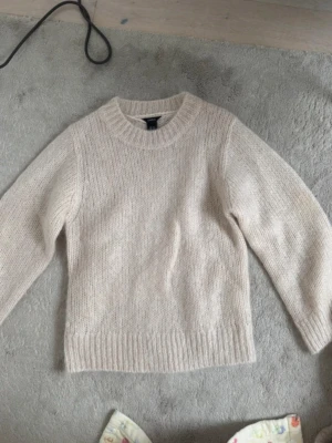 Mohair tröja - Stickat tröja ifrån Lindex i nyskick (nypris 1300) , 50% mohair, 50%ull.🩷 storlek L men skulle säga att den är s/m, passar mig som även bär xs/s. Rosa beige färg.