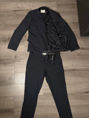 Mörkblå kostym från Casual Friday - Storlek: Kavaj - 50, Byxor - 52                             Endast använd en gång! Super bra skick!