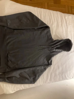 Hoddie från Uniqlo - Fin mörkgrå hoodie från Uniqlo, herrstorlek XS.